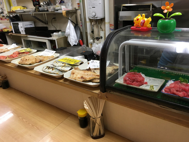「市場食堂」のカウンターには各種お惣菜が