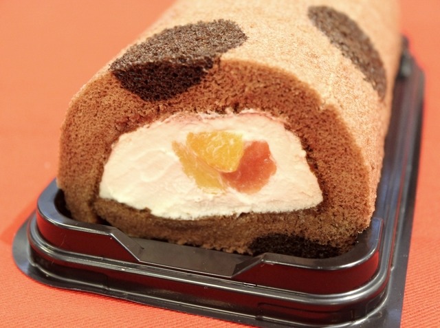人気キャラクター「ドラえもん」をモチーフに使用したロールケーキ