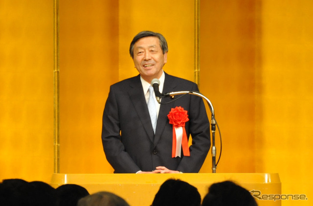 自動車工業団体新春賀詞交歓会のあいさつに立つ林幹雄経産相(5日・品川区)