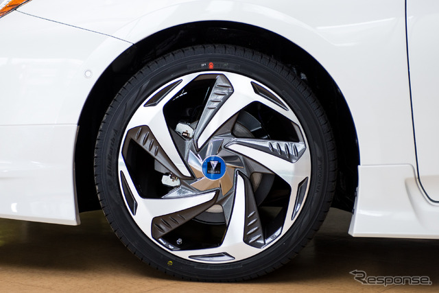 センターキャップでナットを隠すホイールは、レーシングカーからインスピレーションを受けている。モデリスタ「Wing Dancer VII」(18インチホイール&タイヤセット)