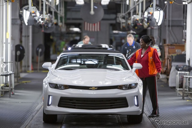 GMの米国ミシガン州ランシンググランドリバー工場で生産される新型シボレーカマロ