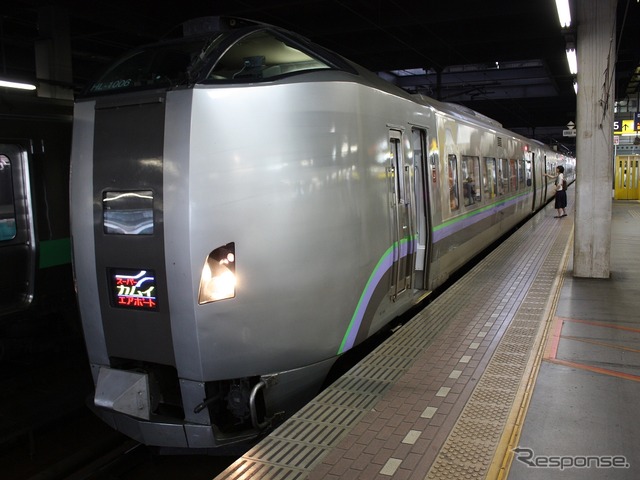 指定席料金が520円に統一されるJR北海道の特急。写真は3月26日のダイヤ改正で新千歳空港直通が廃止される特急『スーパーカムイ』。改正後は旭川~札幌間、札幌~新千歳空港間の双方で指定席料金が必要となり、直通客にとっては実質的な値上げとなる。