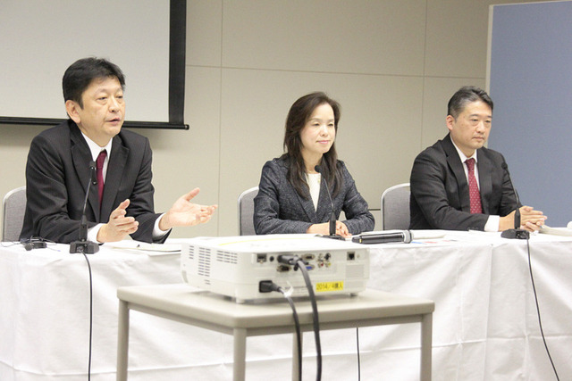 記者団の質問に答る、(左から)カスタマーサービス・カンパニーの小早川氏、佐藤氏、眞田氏 (撮影:近藤謙太郎)