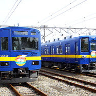 濃い青と黄色帯が特徴だった『フライング東上』の姿を再現した50090形（左）と8000系（右）。昨年11月から運行されている。