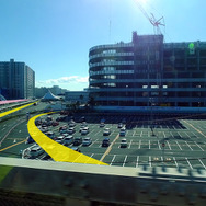 京葉線の車窓から。黄色い線がサーキット、ピンク色の線が滑走路の位置イメージ