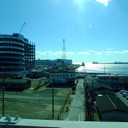 かつて船橋ヘルスセンターの海水浴場があったエリアを京葉線車内から眺める