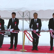 テープカットする野地横浜ゴム社長（右から2人目）と西川旭川市長