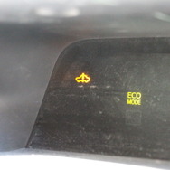 『プリウスα』などメーターに「整備モード」の表示が現れない車種では、自動車に「！」のマークとトラクションコントロールマークの横に「READY」マークが表示される