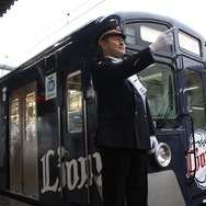 西武鉄道「L-train」の復活イベントとして所沢駅の一日駅長に就任したライオンズ田辺監督。