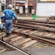 阪堺上町線の保線作業員。廃止された区間の線路に油をさしている