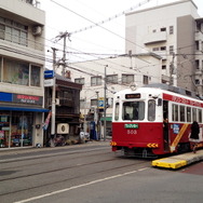 住吉電停付近。阪堺線を行く電車