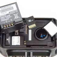 フタの内側にはバッテリー、microSDカード、乾燥剤が差し込まれている。