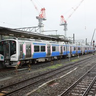 仙石東北ラインで運用されているHB-E210系。気動車のため非電化区間の石巻線にも乗り入れることが可能だ。