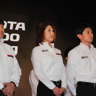 CH-R Racingをドライブする影山正彦、佐藤久実、吉田広樹