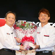 引退を発表し、トヨタの伊勢専務から花束を贈られた脇阪。