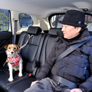 小型犬のララは後席に飛び出し防止用のリードを装着して乗車