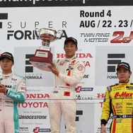 昨年は全日本F3を戦っていた福住（中央）が、今季は欧州のGP3に参戦する。