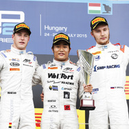 昨年のGP2ハンガリー戦、第2レースで松下（中央）は初優勝を達成した。左は当時の僚友バンドーン。