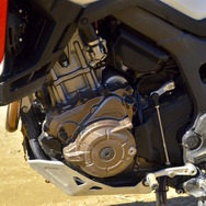 CRF1000L Africa Twin パールグレアホワイト（トリコロール）。前後タイヤはオフロード走行用に交換されている。