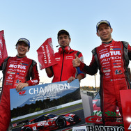 昨年のGT500チャンピオン、ニスモの（左から）松田次生、鈴木豊監督、クインタレッリ。