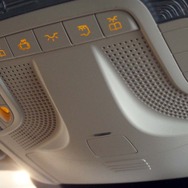 前席には左右2つのマイクを組み込み、運連席/助手席からの声を常に拾えるよう基本はON状態となっている