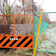 玉川上水の両脇に整備される「放射第5号線」。完成すると、甲州街道と東八道路が結ばれる。完成は2018年春を予定
