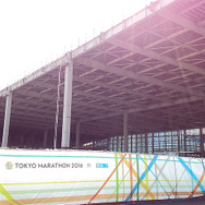 東京ビッグサイト東棟屋外駐車場に姿を現し始めた鉄骨2階造の仮設展示場