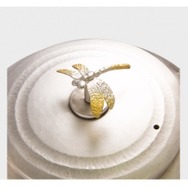 「純銀製螺旋蜻蛉湯沸」の作品写真。掲載する作品写真は高解像度で拡大可能