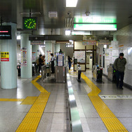 市ヶ谷駅は都営新宿線とJR中央線・東京メトロ有楽町線南北線を連絡する「地下鉄のりかえ専用口」に有人改札の囲い（ラッチ）が置いてある。こちらは現役で活躍中