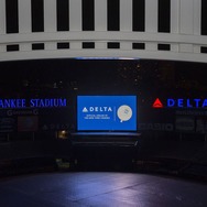 デルタ航空、ヤンキースタジアムに大型立体文字看板を新設（1）