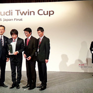 テクノロジー部門で優勝したAudi宇都宮チームとアウディジャパン代表取締役・齋藤徹氏（左）