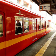 東武鉄道亀戸線で走り始めたリバイバルカラー8000系2両はインターナショナルオレンジにミディアムイエローの帯（3月23日、亀戸駅）