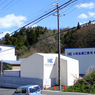 量産型「トミーカイラZZ」の溶接・組立が行われる小阪金属工業（京都府舞鶴市）は300平米の専用工場を新設した