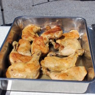 ライダー丼に載る鶏のコンフィ。ローストする際の脂はカレーに活かされている。