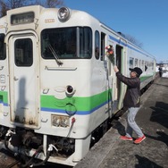 新十津川発の終列車となる5426Dでは、地元有志による運転士への花束贈呈も。