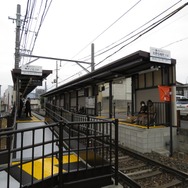 北野線は単線だが、撮影所前駅のホームは北野白梅町行きと帷子ノ辻行きに分けて設置している。