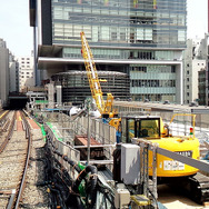 銀座線の線路脇に建ち始めた新たな軌道桁。銀座線の新しいホームは現ホームの130m東側（渋谷ヒカリエ側）にできる