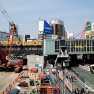 地下を行く渋谷川の移設工事や、東横線渋谷駅の解体、新たに建てられる東棟の基礎工事などがすすむ東口エリア