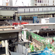 首都高3号渋谷線の下にある歩道橋から東口エリアを見ると、かつての東横線渋谷駅1・2・3番線の軌道桁が残っていた