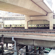 首都高3号渋谷線の下にある歩道橋から東口エリアには、かつての東横線渋谷駅1・2・3番線の軌道桁が残っていた