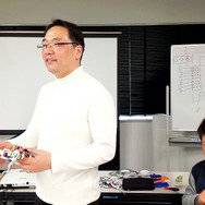 埼玉大学STEM教育研究センターの統括で、今回の4脚ロボット教材を開発した野村泰朗准教授