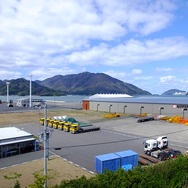 西舞鶴駅側の西港には、日本通運などの倉庫もある舞鶴国際ふ頭がある