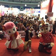 2015年10月 台湾・高雄市の国際旅行博（ITF）でSUZUKA CIRCUIT PARKをPRするコチラ（右）とチララ（左）