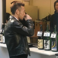 中田英寿氏が、イベント会場で日本酒を味わっているところ