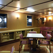 南極観測船「しらせ」の食堂は、テーブルが転がらないように床に据え付けられている