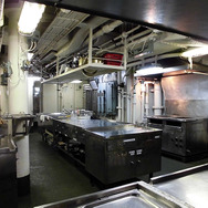 南極観測船「しらせ」の調理室（「SHIRASE5002ツアー＆サッポロビール千葉工場・黒ラベルツアー」内覧会、4月7日）