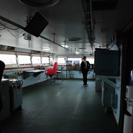 南極観測船「しらせ」の操舵室。3つのスクリューの出力を操作する3本のスロットルレバーが中央にある