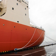 「SHIRASE5002ツアー＆サッポロビール千葉工場・黒ラベルツアー」で見学できる南極観測船「しらせ」。千葉・船橋港の岸壁に係留されている