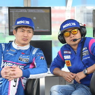 GT500クラス予選2位の大嶋と脇阪監督（#6 RC F）。