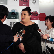 トヨタ新型『パッソ』発表イベントに登壇したマツコ・デラックス（東京・六本木、4月12日）